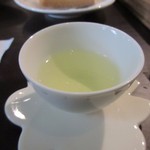 Jioufen Teahouse - お茶が出来あがると先ずは最初の一杯をいただきます。