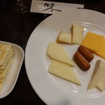 やっちゃbar - いろいろチーズの盛り合わせ1,000円