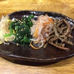 炭火焼肉 康 - ナムル盛り合わせ￥480（税抜）