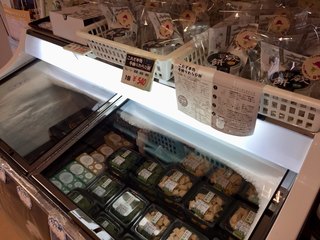 h yukiguninodangoyadampei - 店内では冷凍の和菓子類が販売されています