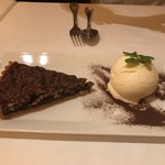 ベンジャミンステーキハウス - ナッツのケーキ