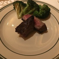 BENJAMINSTEAKHOUSE 六本木 - お肉とりわけたところ