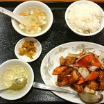 蓮香園 - 白身魚の黒酢ソース炒め