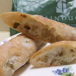 アド・パンデュース - オリーブのパン　170円