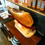 天城黒豚の店 橋本ホルモン - プロシュート＝豚もも生ハムは相原高校で育てた豚のもの。塩＆胡椒はコストコのもの。安いのに、美味しい調味料ですよね。