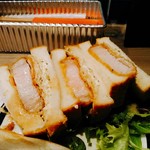 天城黒豚の店 橋本ホルモン - ダブルだと高座豚250g以上とのこと。つやつやの豚さん、程好く脂身。サンドの厚み4cm。サラダも少し付きます。