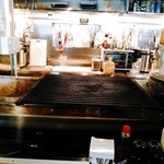 天城黒豚の店 橋本ホルモン - オーナーのＫ氏にとってステーキ＆ハンバーグと言えば炭火焼に限る！の焼き台。ご飯は右に見える釜で炊いているのかな。