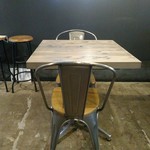 天城黒豚の店 橋本ホルモン - すっきりと洒落た内装。お店は貸切にも出来、２４人が定員。