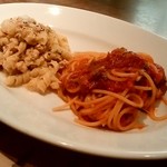 ビセスティーレ - 手前・アラビアータ、奥・ミートソース