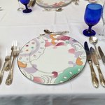 エスカーレ ホテルモントレ京都 - ウエルカムプレート
                                ナイフとフォークの数からして、フルコースらしい。会費ら¥3,500と連絡されていたが…。大丈夫なんだろうか？それにしても大きな皿である。