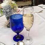 エスカーレ ホテルモントレ京都 - 乾杯のシャンパン
                                非常に軽く飲みやすい。ホテルの自社ブランドらしい。