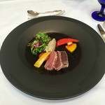 エスカーレ ホテルモントレ京都 - 前菜：鮪のタタキ、クスクス添え
                                どうやら全体に創作フレンチのコースであるらしい。鮪もクスクスも美味しかったが、それ以上に付け合わせの野菜が味が濃くて美味しいに驚く。