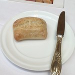 エスカーレ ホテルモントレ京都 - パンその１
                                十種類のリストから好みのパンを言えば二種類ずつ好きなだけサーブしてくれるらしい。最初のこのパンはそのリストには無いパンだそうで名前は失念した。温かくて実に美味しい！