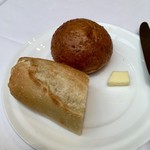 エスカーレ - パンその２
      リストの①バケットと⑧グラハムファイン
      これまた熱々でサーブされる。