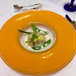 エスカーレ - 魚料理：鯛と海老のムースの湯葉クレープ包み
      ソースがしっかりしているのに重くなく秀逸。これまた鯛や海老のムースももちろん美味しかったが、それ以上に付け合わせの野菜が絶品！