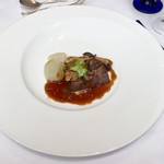 エスカーレ - 肉料理：ステーキ、ジェノベーゼとマデラ酒のソースが添えられている
      肉料理は他に比べれば凡庸かな？美味しくはあるが、肉質もさほど良くないし、ソースの甘さが僕には気持ち重たく感じた。