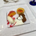 エスカーレ - デザート
      デセールと呼ぶべきか？どれも甘さが控えめで、甘いものは苦手な僕でも食べられた。カボチャのムースが特に気に入った。