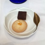 エスカーレ - 紅茶にはクッキーまで付いてきた。