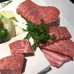 仙台牛焼肉 花牛 - 霜降り上ロース、カルビ、角切りサーロイン（上から）