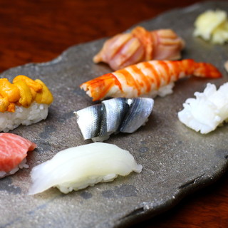 采用时令天然食材和精湛工艺制成的正宗江户前寿司