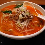 台湾料理 六順園 - 担々麺。このオレンジ色のスープの正体は？