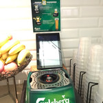 Plaza Premium Lounge - 専用カップで下から注がれる生ビール