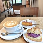 SLOPE - 紫イモとクリームチーズのスコーンサンド 380円(税込)
      カボチャプリン 420円(税込)
      カフェラテ L 420円(税込)