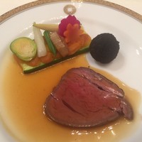 ホテルニューオータニ 東京 - 牛フィレ肉のロースト 天高い錦秋恵む野菜のファショニスタと黒い宝石 華やぎ香るリッシュ グレヴィソース