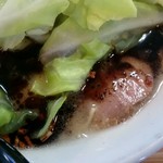 博多拉麺 KAZU - 豚臭さはほとんど無し。クリーミーな豚骨スープに黒いマー油で豚骨苦手な人でも食べやすいですよ。