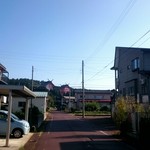 Shojoji - この日は秋晴れ。向こうの山の麓に「宝徳山稲荷大社」が見えます。