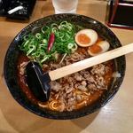 ラーメン工房　はっぴ - 辛味噌牛すじ肉そば(¥980)大盛(+¥100)に半熟卵(+¥100)、計¥1,180
      このメニューを食べるのは２回目だが、前回食べた時よりも明らかに味が良くなっていると思った。この店は進化している。