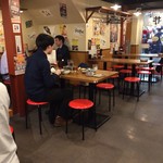 串揚げじゅらく - 『串揚げじゅらく アメ横店』店舗内観「テーブル席」