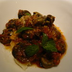 ブルゴーニュのカタツムリをニンニク、フレッシュハーブ、ピリ辛トマトソース等でサン・ジョバンニ風に。下にはポレンタを添えて