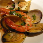 たくさんの魚介とトマトでいただくサラティーニ。サラティーニとはしょっぱいおつまみのことだとか