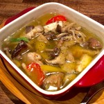 イタリアンバール ミーオ - 「鶏肉とキノコのアヒージョ」(780円)。
