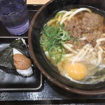 都そば - 肉うどん玉子入り。梅おにぎり