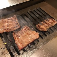焼肉家 KAZU 神楽坂 - 焼き中