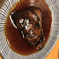 焼肉家 KAZU 神楽坂 - 肉をタレにつけて