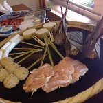 うかい鳥山 - 鶏炭火焼　鶏一串 つくね　朴葉焼 焼野菜二点