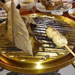 うかい鳥山 - 鶏炭火焼　鶏一串 つくね　朴葉焼 焼野菜二点