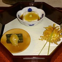 うかい鳥山 - 胡桃豆腐　さく胡麻味噌掛け　蟹真丈菊花揚