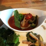 バジルやゴーヤ、しめじなどをつけ汁に