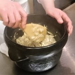 竹屋町 三多 - 信州産 松茸ご飯　炊き上がりを大将がふんわり混ぜ合せます
