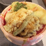 三代目茂蔵 - 6種の天ぷらの天丼（蓋を取ったところ）