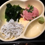 南部どり - 松花堂弁当のネギトロ、しらす、ワカメ