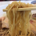 元車庫前丸宮中華そば - 「中華そば」「大盛」麺リフト。麺は自家製、国産小麦粉使用の機械打ち角刃麺、ストレートの中細麺だ。