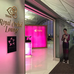 Royal Orchid Lounge - 入口。女性は看板ｗｗ