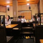 炭火焼肉 あもん - 真夜中なのに盛り上がる店内