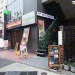 エアーズ バーガー カフェ - 店舗外観です。ラーメン屋福徳さんの2階にお店があります。