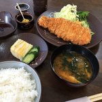 とん美 - 選べる味噌汁はワカメかなめこ汁です！